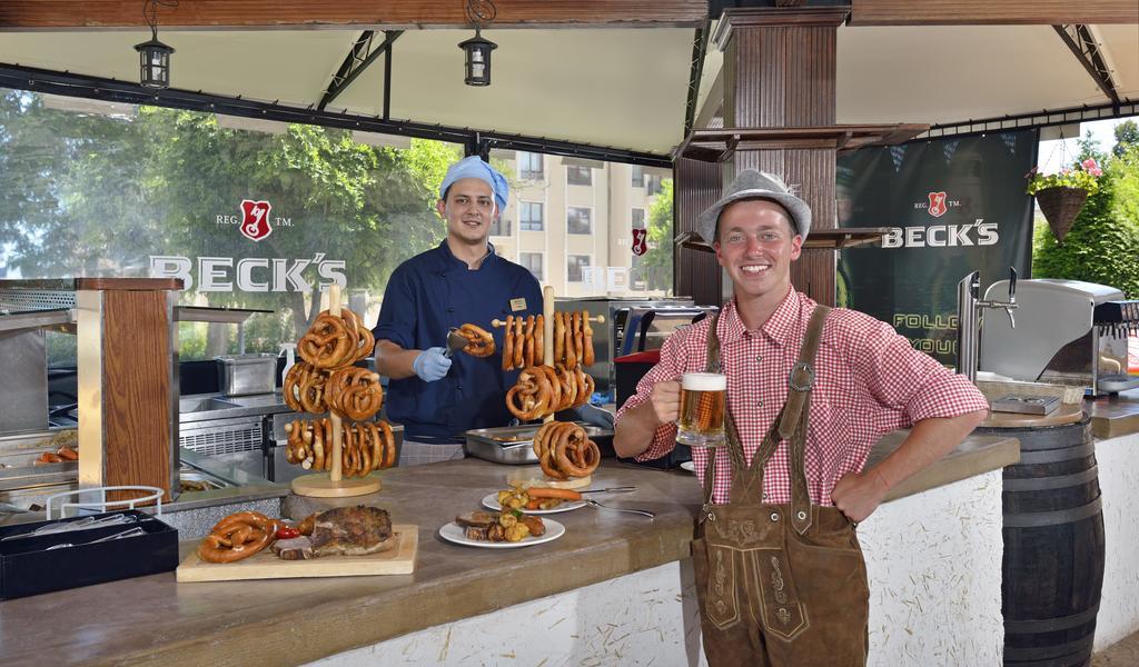 Melia Grand Hermitage All Inclusive Golden Sands Exterior foto A typical German beer garden